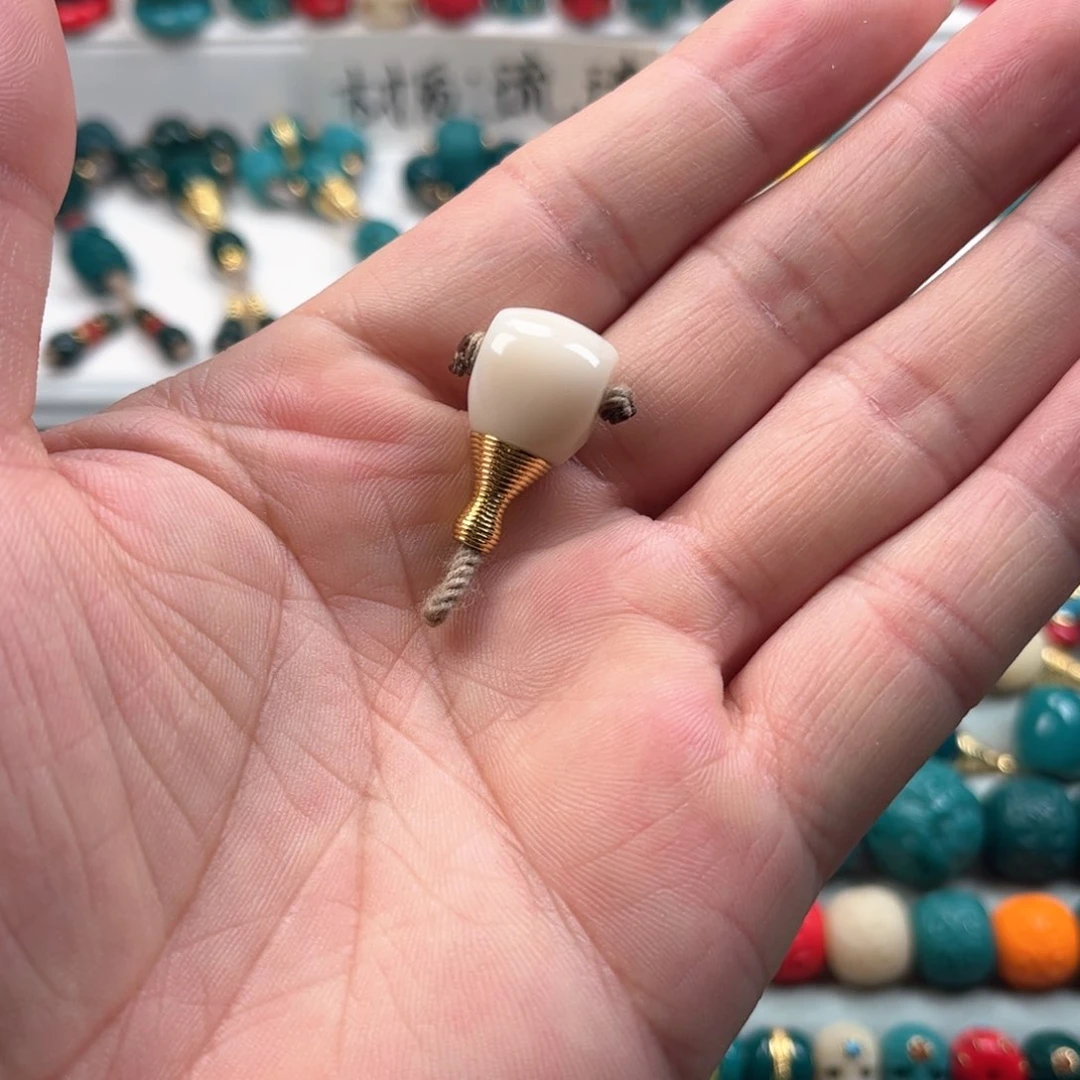 琉璃颈饰Y***?琉璃配饰