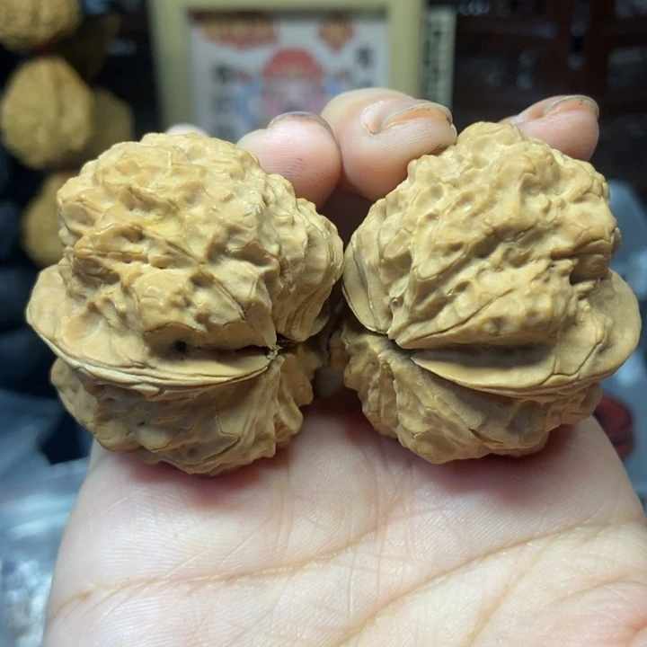 朱***何文玩核桃吊坠包罗万象有沙眼不退不换