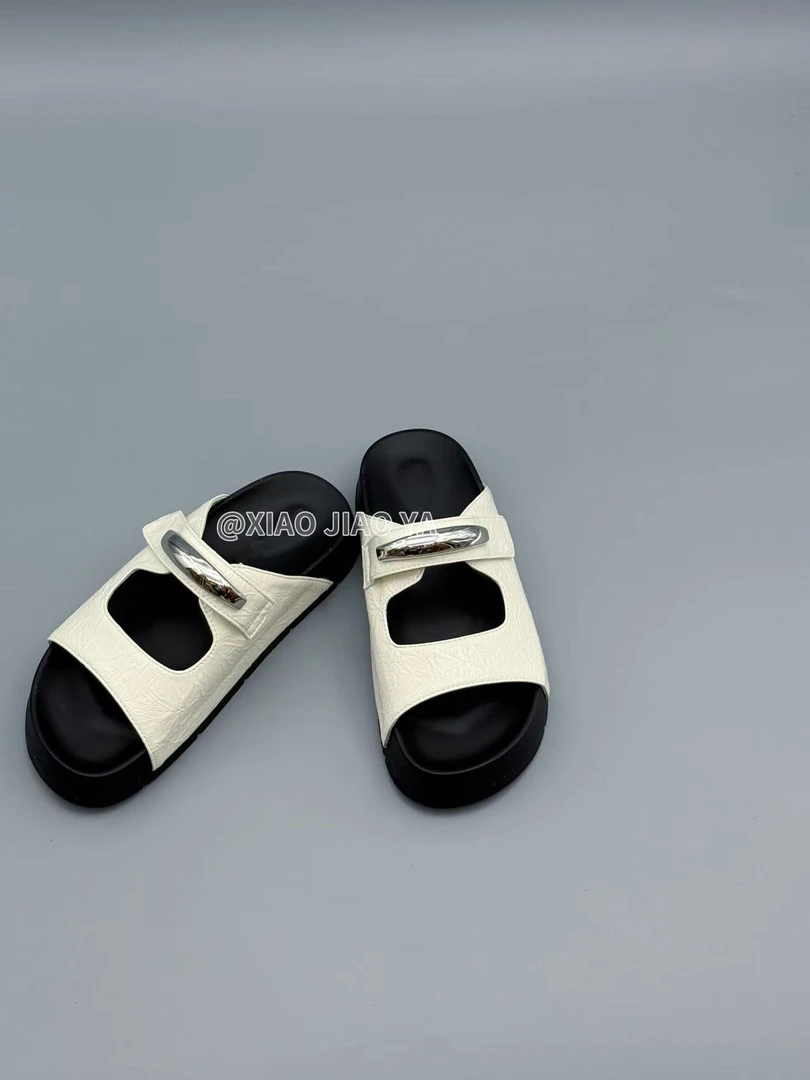 现现XIAOJIAOYA【铁片拖鞋】“百搭高级感休闲一字拖”（跟高3.5）