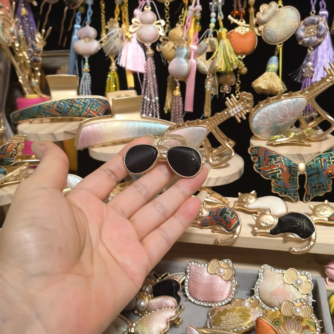 锌合金布艺吊坠 名家宋锦手工制作小墨镜边夹（可打孔做吊坠饰品）