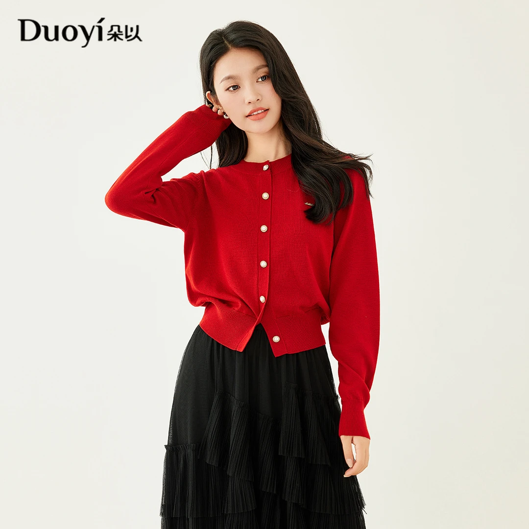 朵以2025春季半高圆领金属字母珍珠纽扣显瘦短款针织衫39DC547039