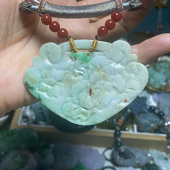 翡翠未镶嵌吊坠(赠链)