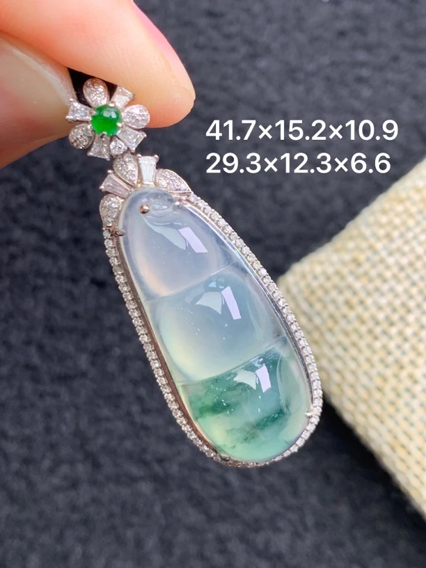 18K金镶嵌天然缅甸翡翠晴水福豆吊坠