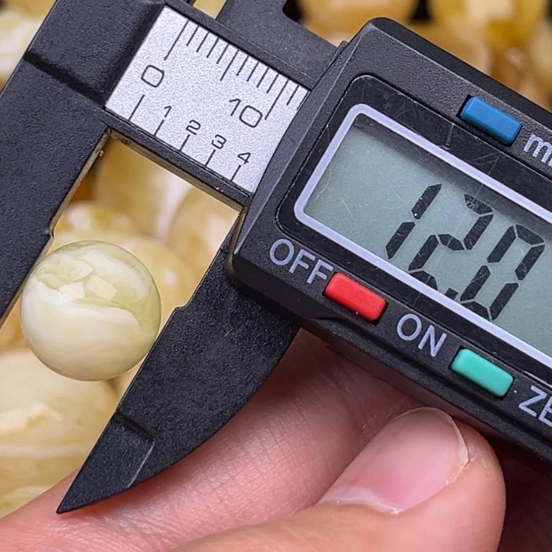 琥珀裸石未镶嵌小****者蜜蜡