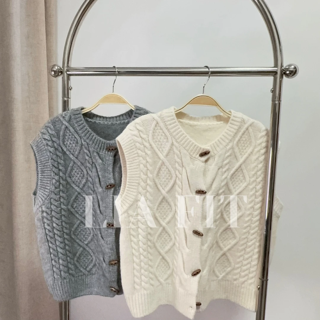 【LIA FIT】圆领加厚麻花木扣针织马甲