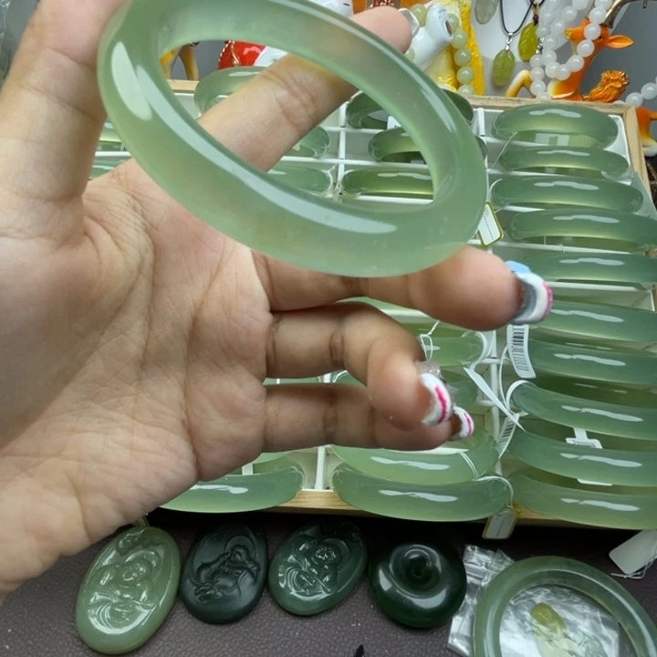 孙***武岫玉未镶嵌手镯岫玉手镯瑕