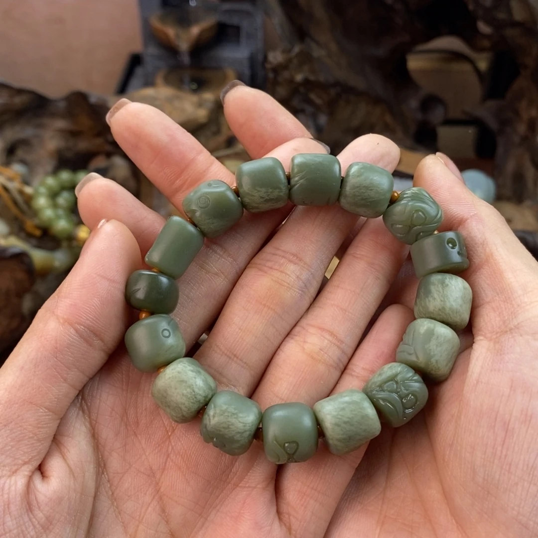 向***笑和田玉未镶嵌颈饰