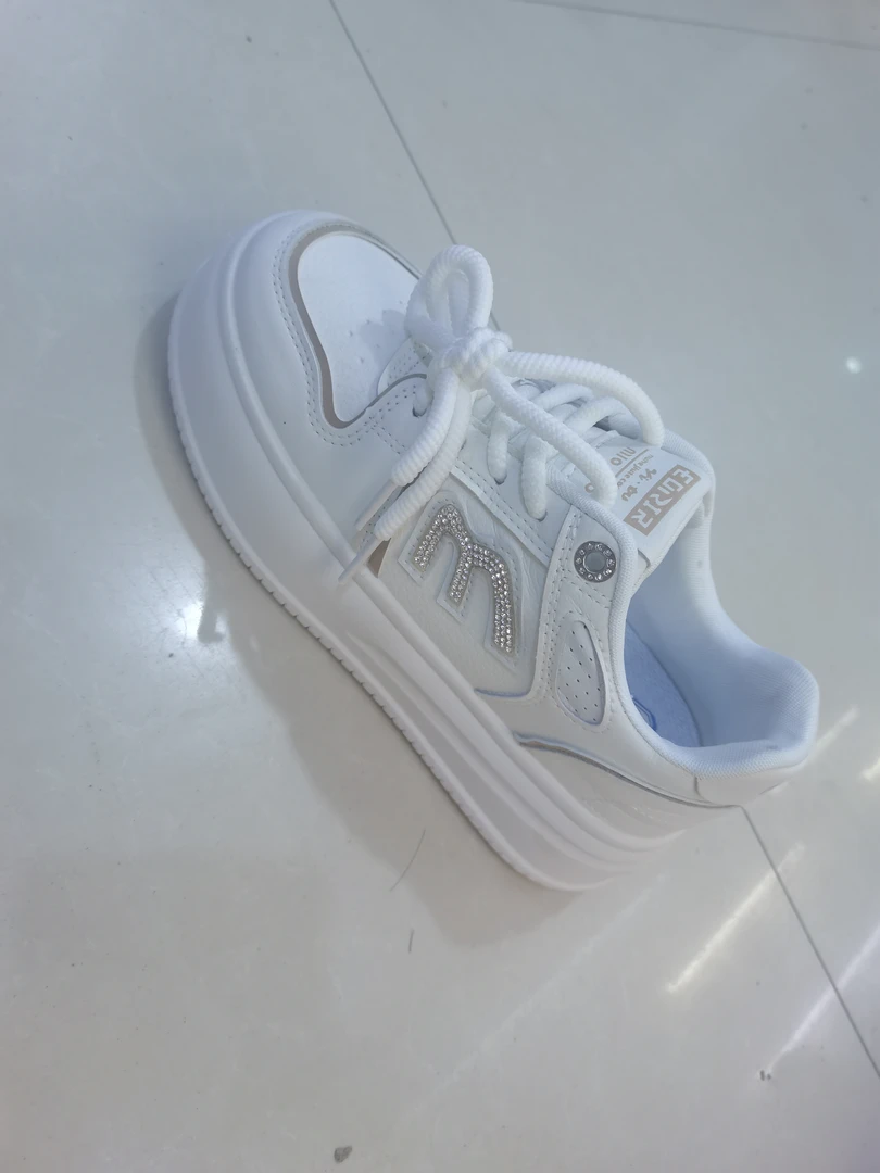 简约版白色不加棉平底鞋