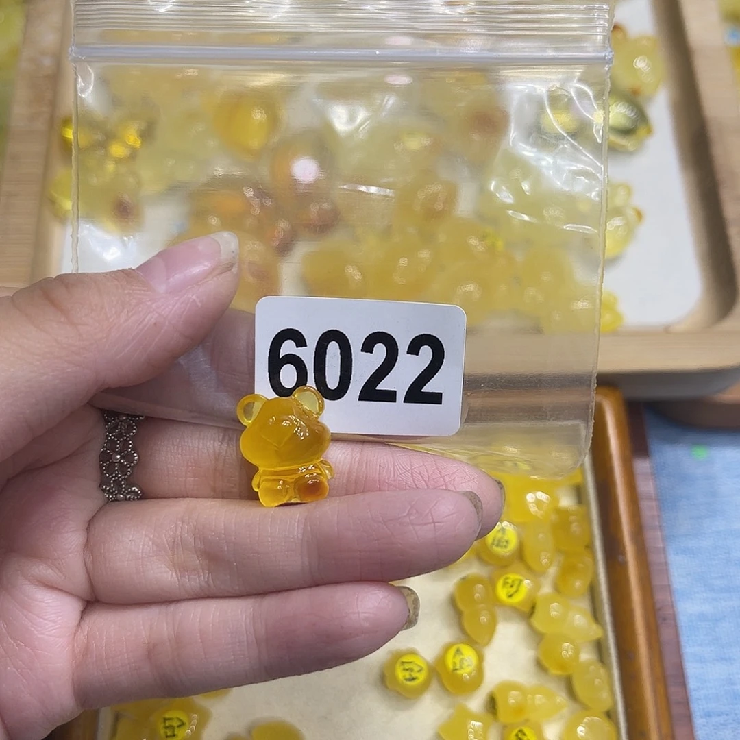 琥珀未镶嵌颈饰蜜蜡