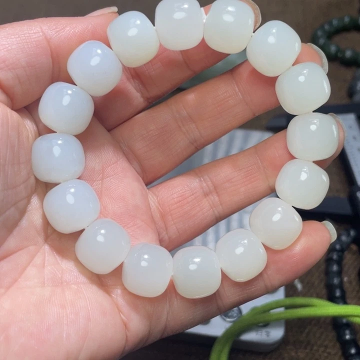 和田玉未镶嵌把件