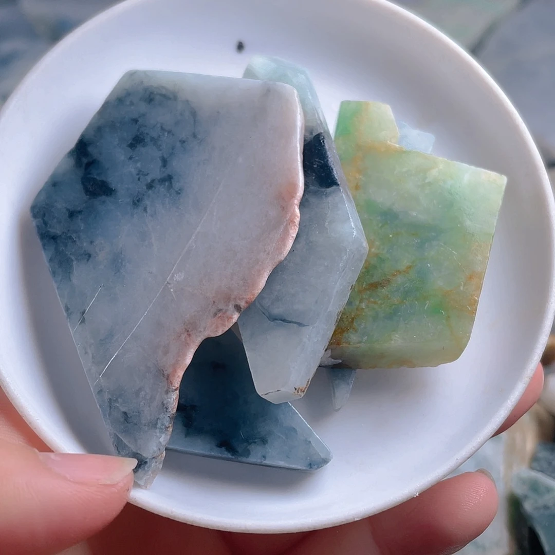 颈饰未镶嵌翡翠。