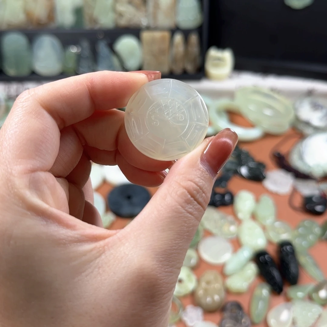 蛇纹石玉颈饰未镶嵌八卦图