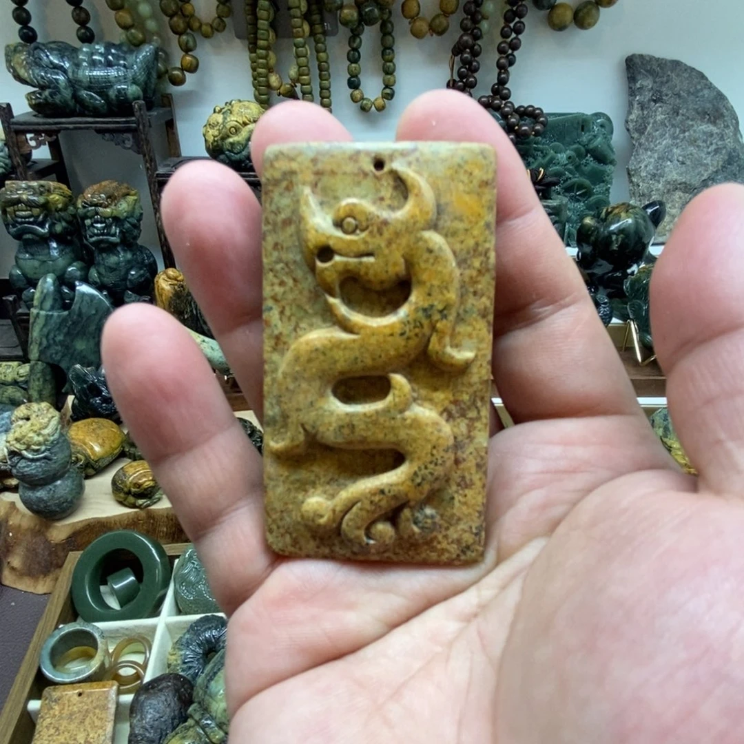 未镶嵌岫岩河磨玉（透闪石质玉）把件