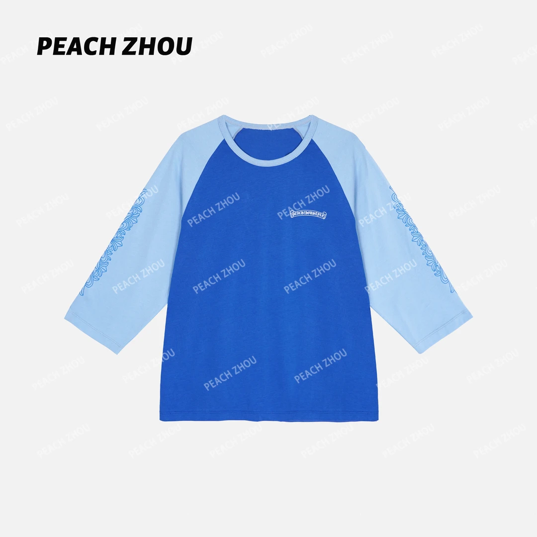 『PEACHZHOU』卷轴梵文印花撞色插肩正肩宽松圆领七分袖休闲短款T恤