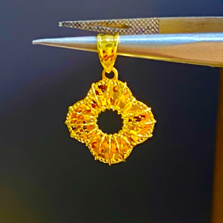 正品18k黄金镭射拉丝爆闪精致四草幸运草轻奢吊坠挂坠 13.5mm