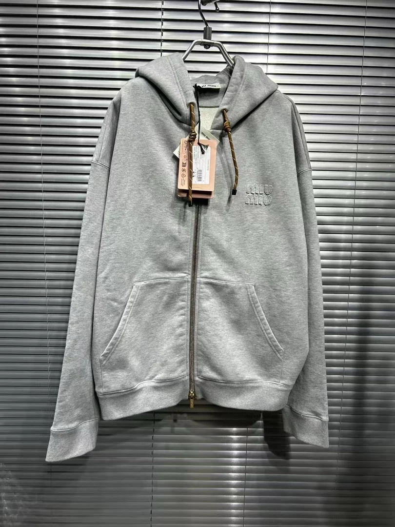 Miumiu 2024爆款 胸前刺绣logo字母灰色抽绳拉链帽衫/s码/全新