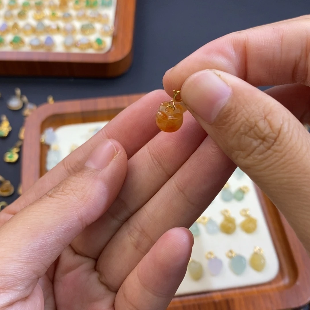 败***手翡翠18K金镶嵌颈饰
