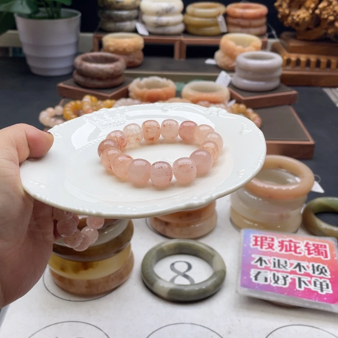 王***子石英岩玉未镶嵌手镯