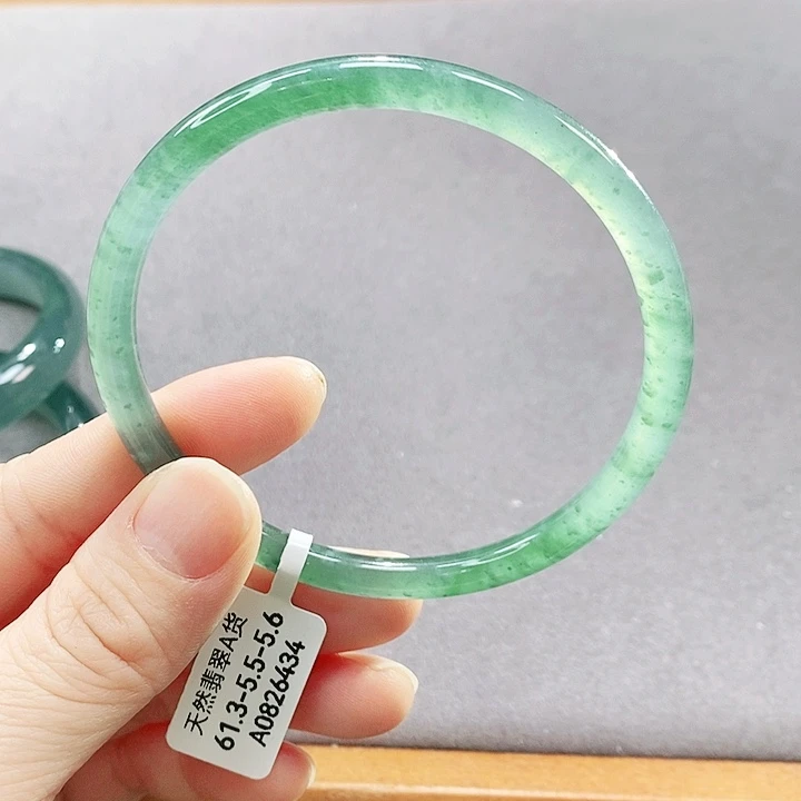 翡翠未镶嵌手镯（圆镯）