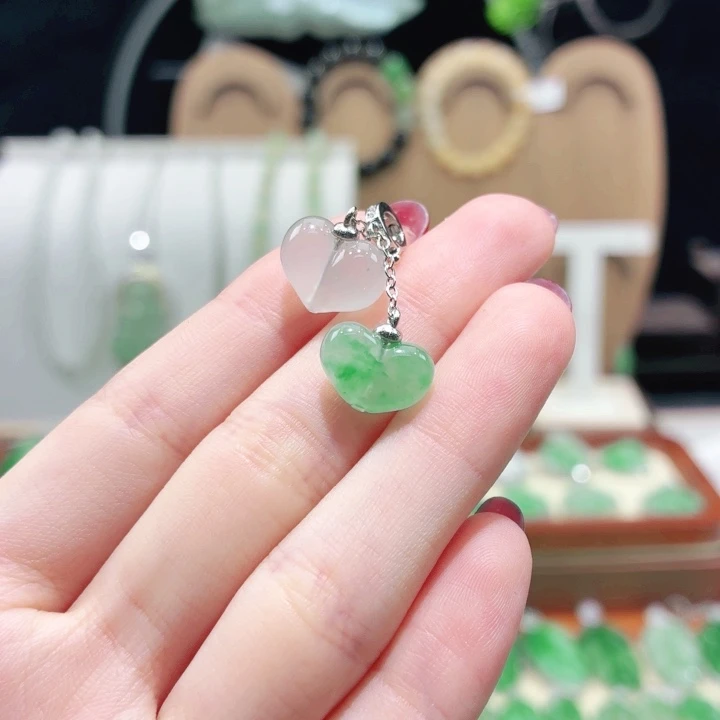 颈饰未镶嵌石英质玉（非洲翠）