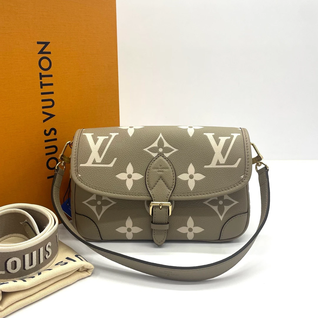 99新 LV Diane 大象灰色原皮老花法棍包