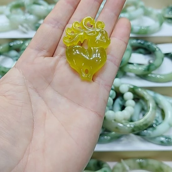 随***风蛇纹石玉未镶嵌颈饰