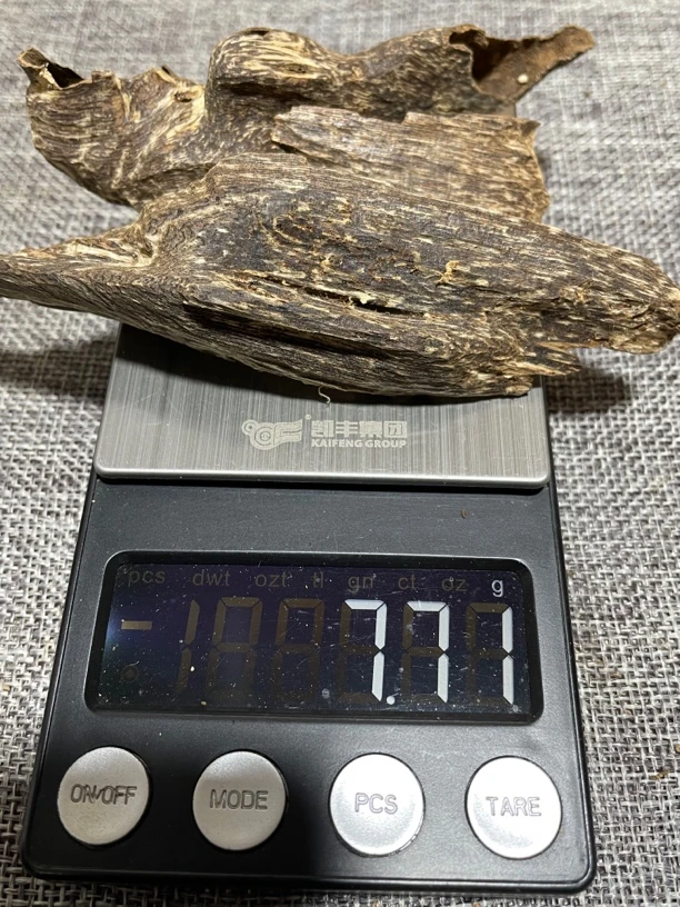 沉香3个树心虫漏7.7克，全油9分沉水，清香花蜜甜凉。煮水品香好料。