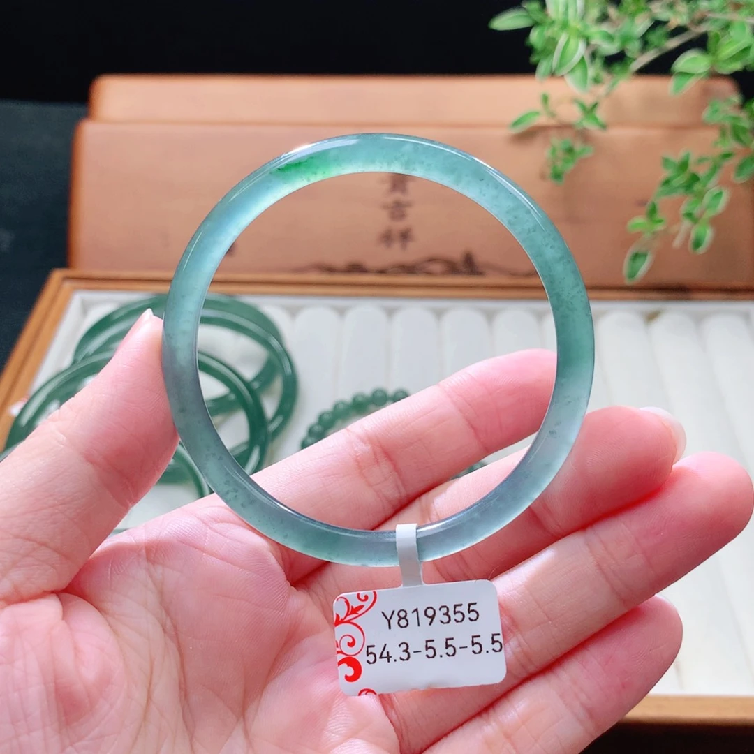 未镶嵌手镯（圆镯）翡翠