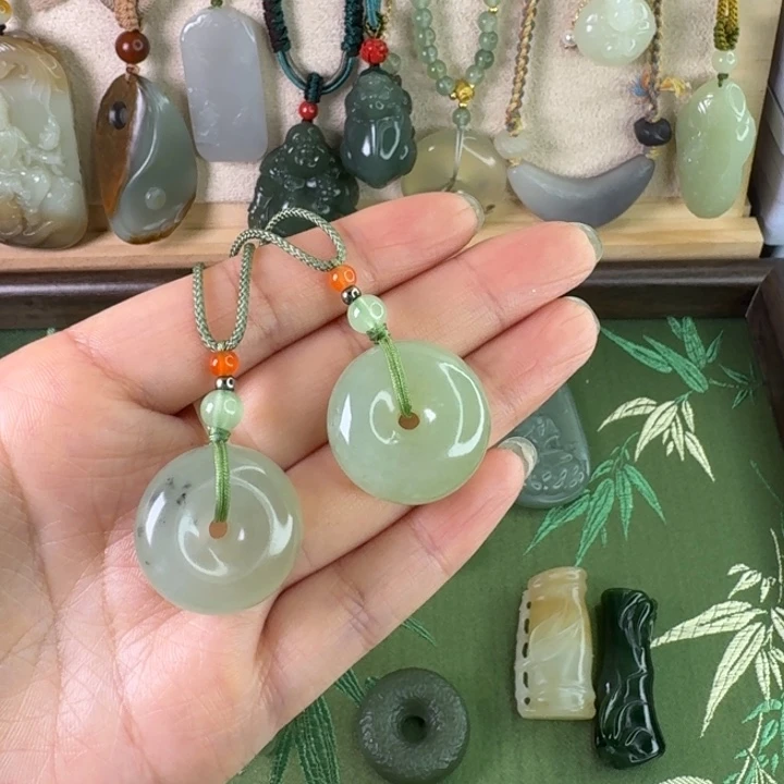 透闪石质玉未镶嵌颈饰