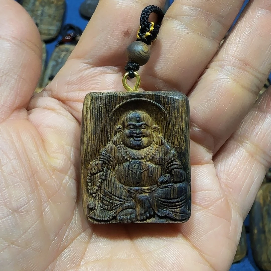 沉香碎屑沉香海南白奇乌身老料小佛公带绳7克