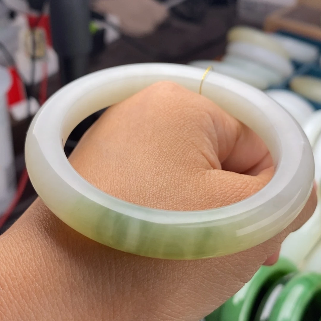 和田玉未镶嵌手镯