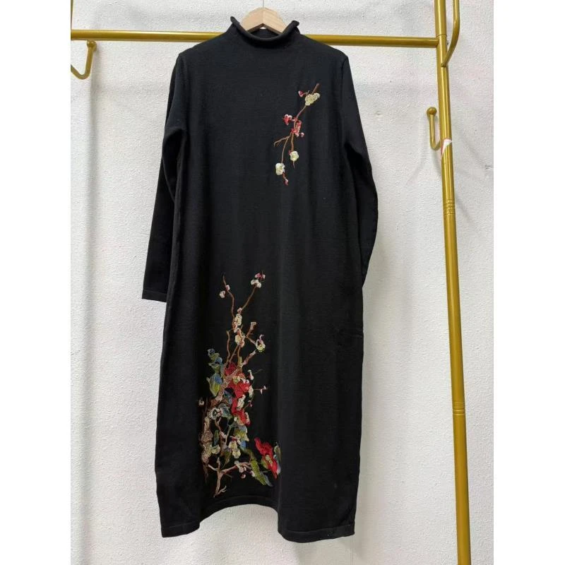 唯琳剪标  A4-8-2352款  黑色长款毛衫民族风刺绣连衣裙长100