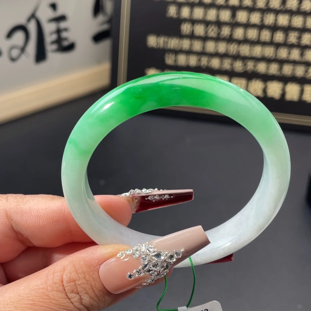 翡翠未镶嵌手镯辣绿白底青正圈手镯