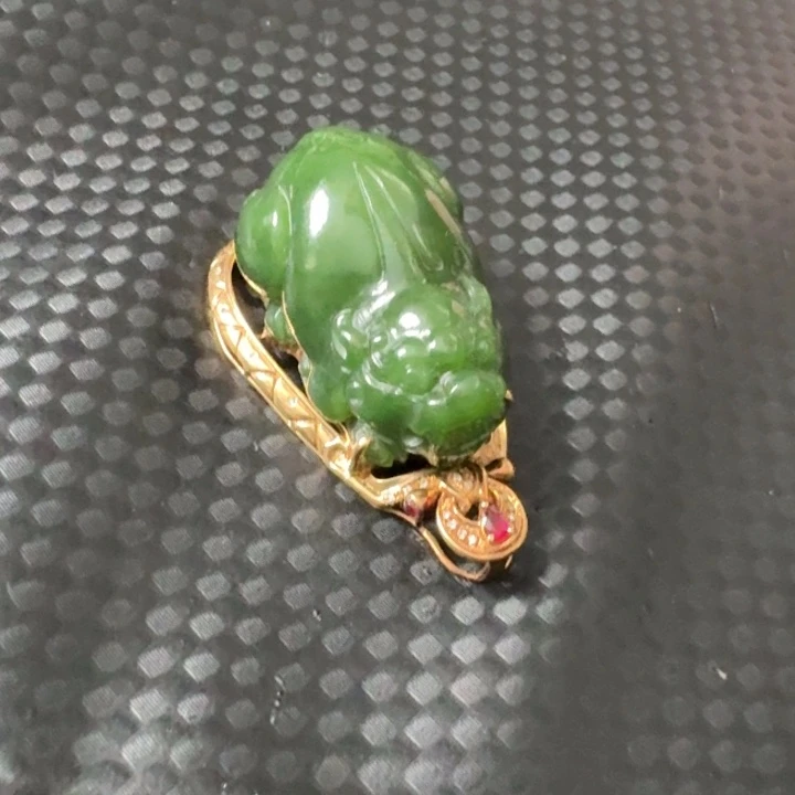 和田玉18K金镶嵌颈饰菠菜绿大貔貅