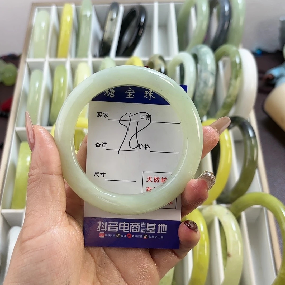 蛇纹石玉手镯未镶嵌甄**?