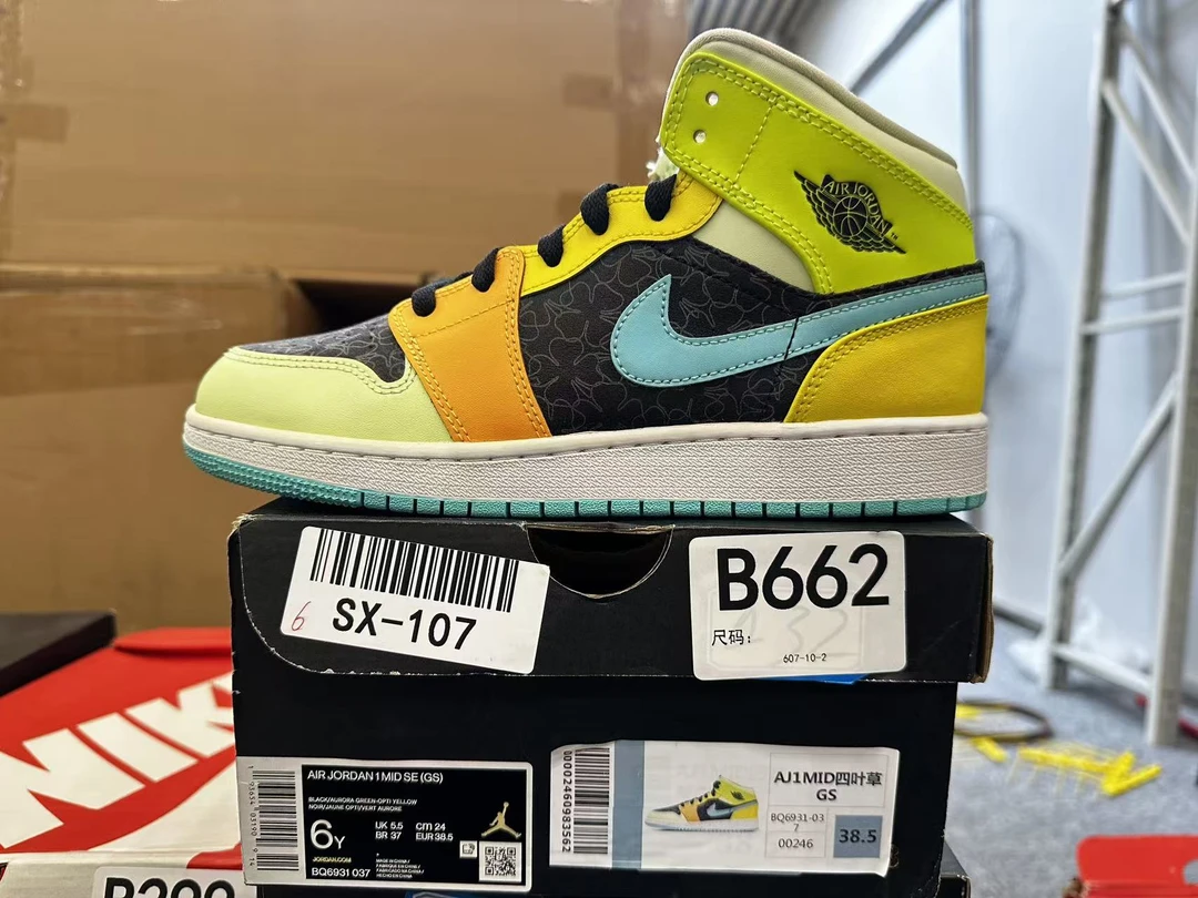 Nike  aj1四叶草 全新原盒  38.5码  11月20  B662  bai