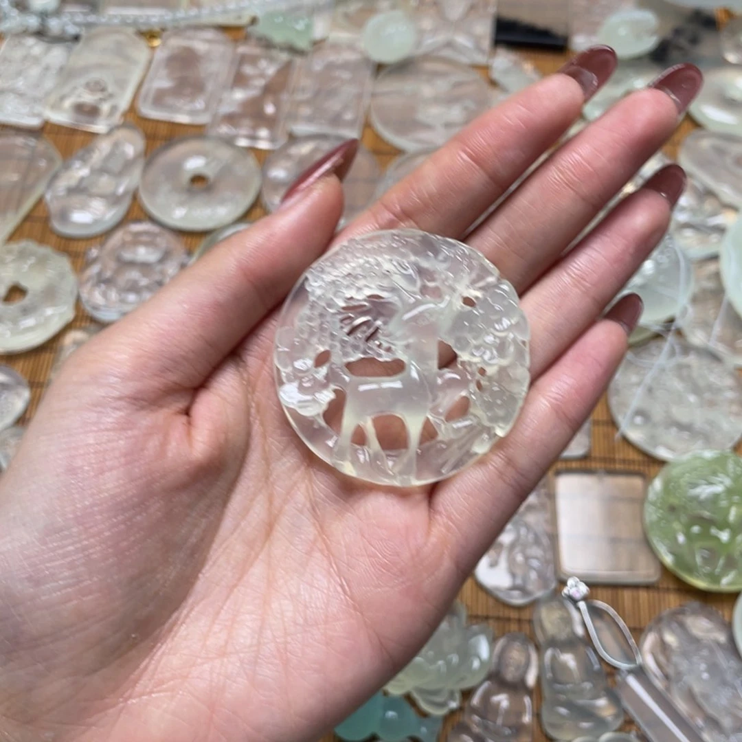 未镶嵌蛇纹石玉颈饰崔**.