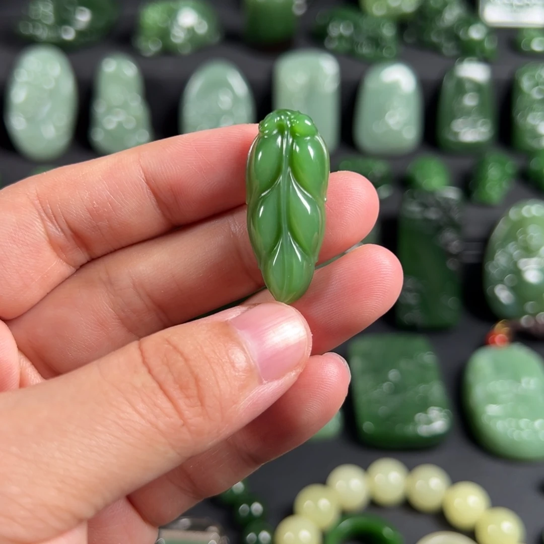 颈饰未镶嵌和田玉（碧玉）