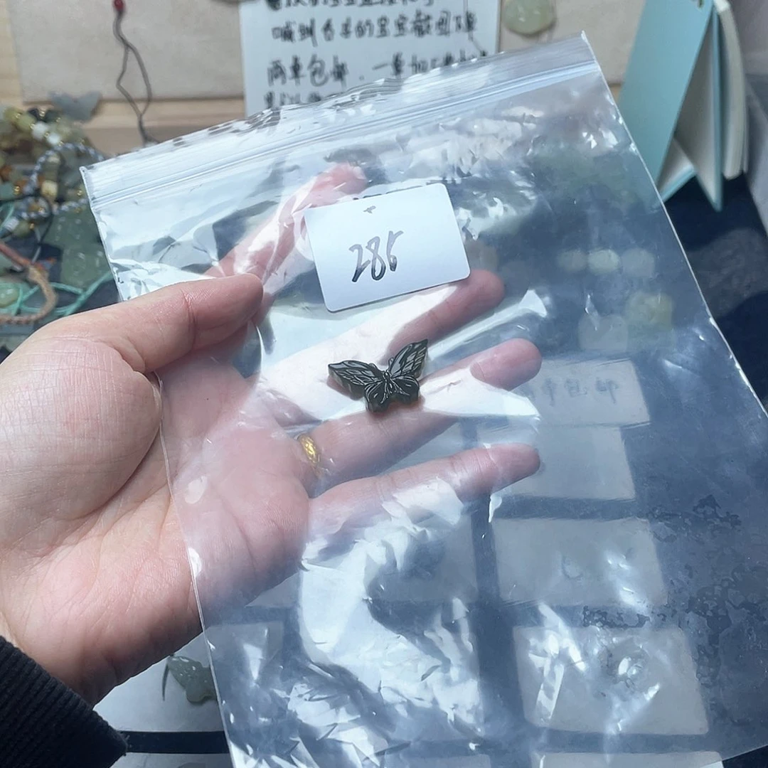 蛇纹石玉颈饰未镶嵌月****）