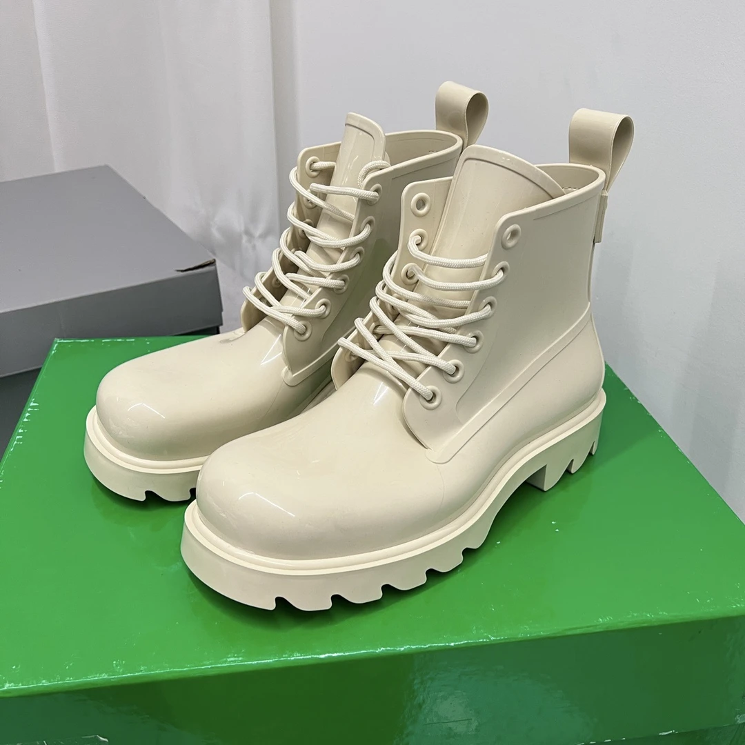 未使用 BOTTEGA VENETA/葆蝶家 短靴海盐白 39码