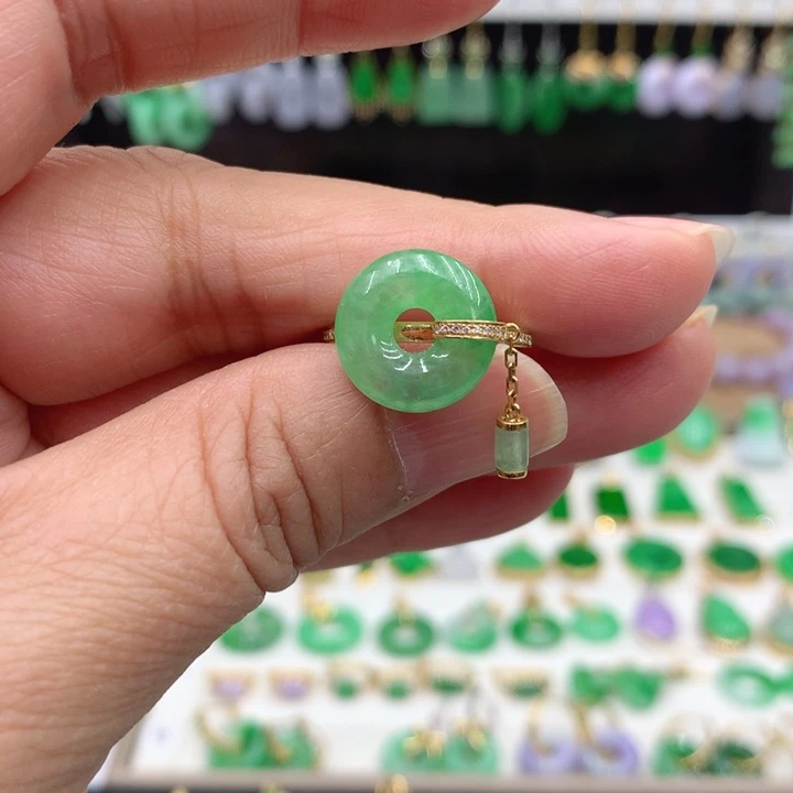 浠***。翡翠18K金镶嵌戒指