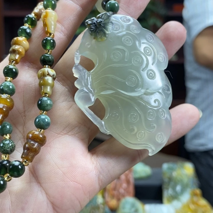 未镶嵌蛇纹石玉颈饰