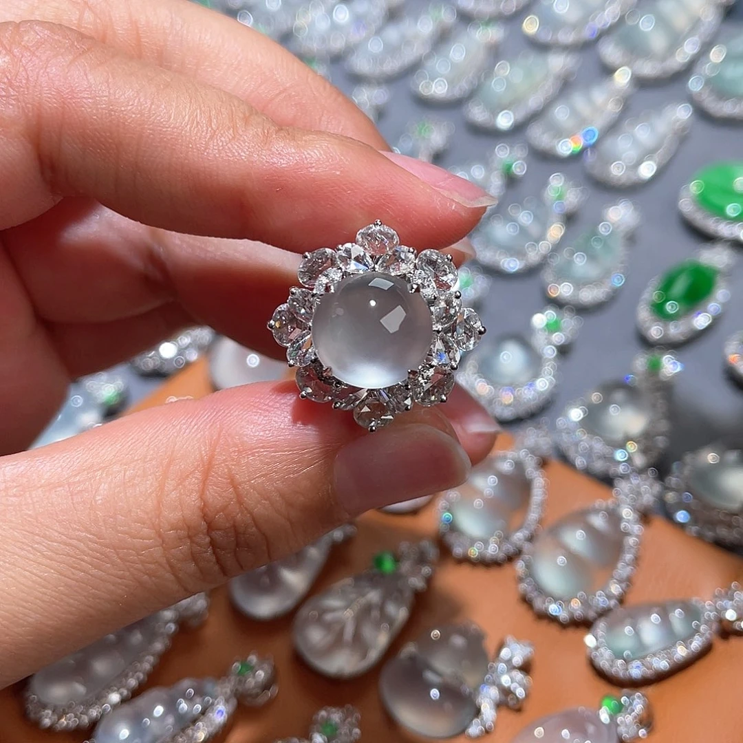 翡翠颈饰18K金镶嵌蛋面戒指