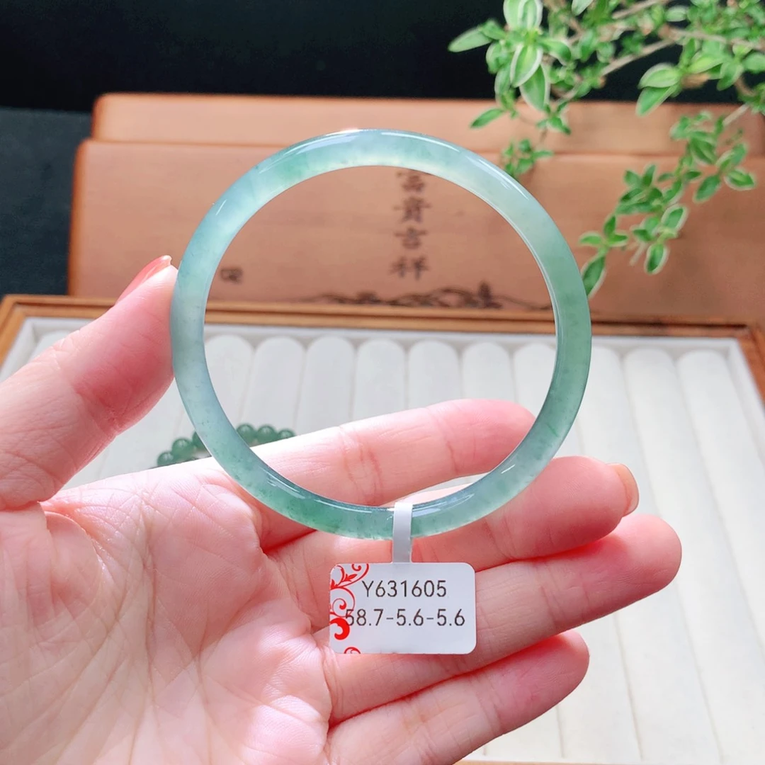 未镶嵌手镯（圆镯）翡翠