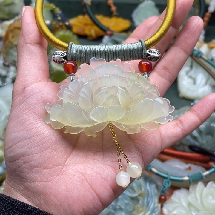 蛇纹石玉吊坠合金