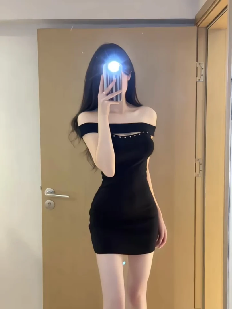 纯欲风铆钉镂空一字肩收腰小黑裙修身显瘦辣妹连衣裙包臀裙女夏季