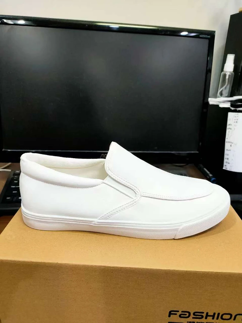 处理断码皮面一脚蹬只有 40 码男款白色软底舒适懒人鞋