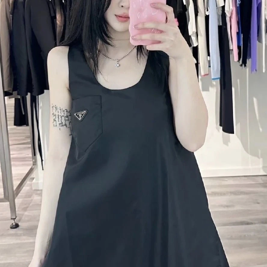 未使用 Prada/普拉达 001550 纯色圆领无袖连衣裙 38码