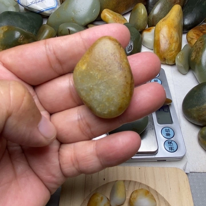 王***）颈饰未镶嵌和田玉（糖玉）