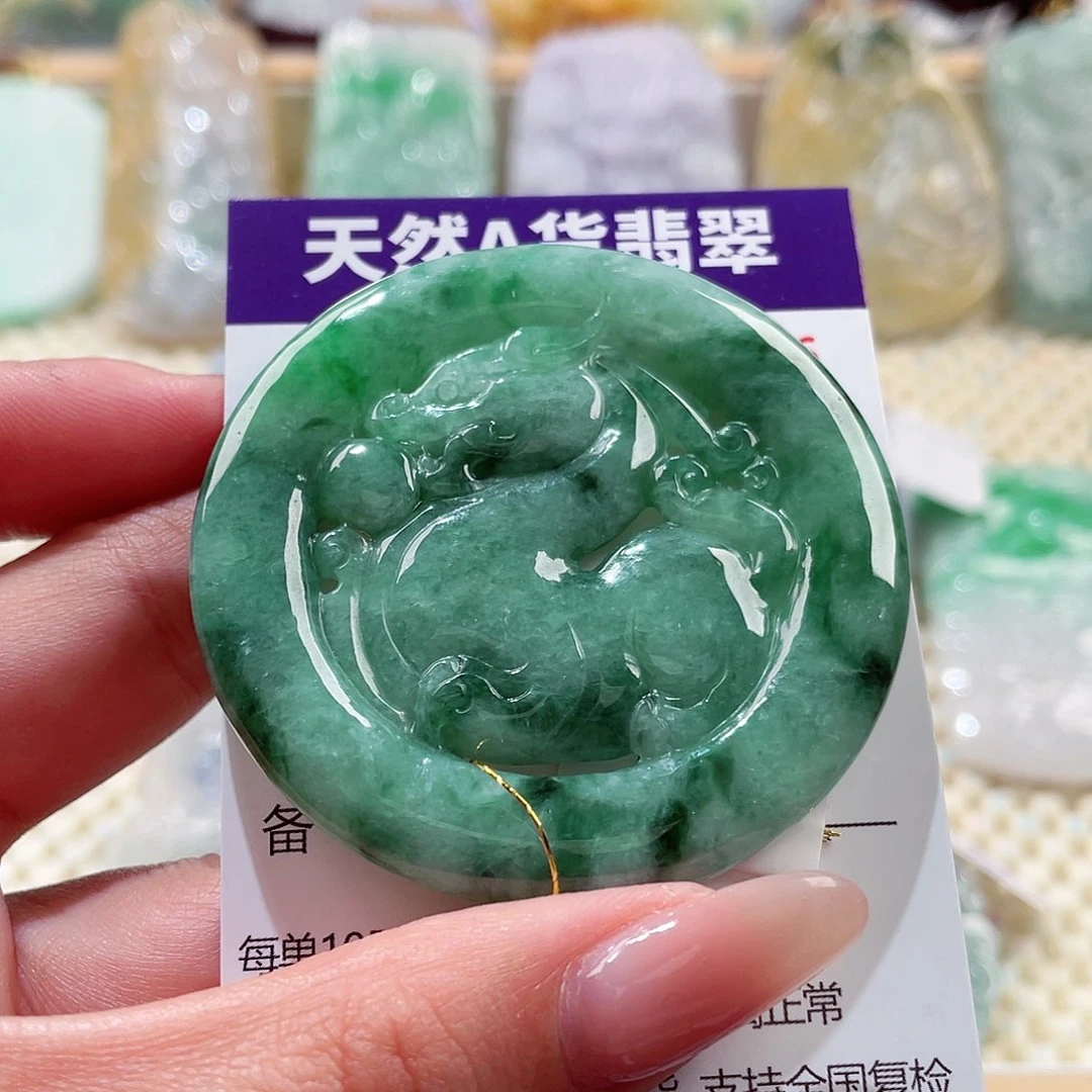 翡翠未镶嵌颈饰龙